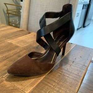 Leather and suede neutral pump